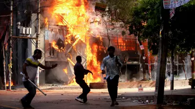 بعد فرار الشيخة حسينة.. ما الذي حدث في بنغلاديش؟ (فيديو إرم)