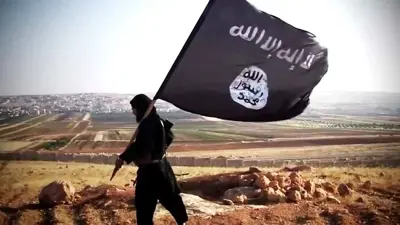 مسلح يرفع علم داعش