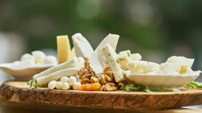 طبق من الأجبان المتنوعة 