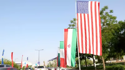 الأعلام الأمريكية والإيرانية في مسقط