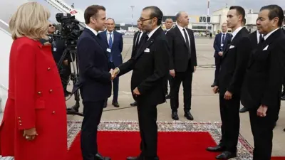 ملك المغرب في استقبال ماكرون وزوجته