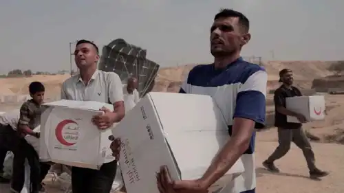 فلسطينيون يحملون مساعدات إماراتية في غزة