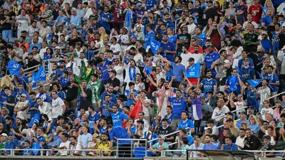 جمهور الهلال السعودي يساند فريقه بقوة