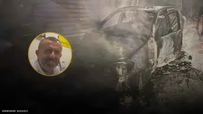 القيادي حسن كمال حلاوي وفي الخلفية مركبته المستهدفة