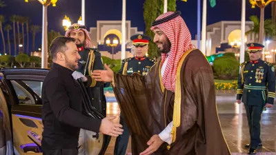 ولي عهد السعودية مستقبلا زيلينسكي في جدة