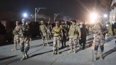 قوات باكستانية في موقع اختطاف قطار الشهر الماضي