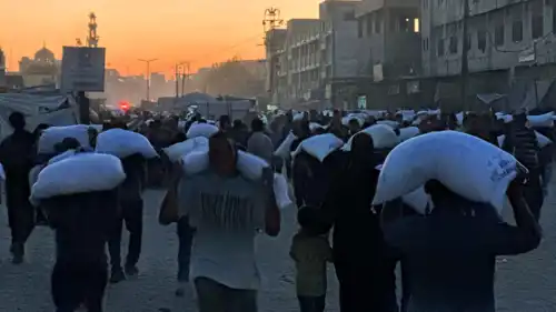 سكان من غزة يحصلون على حصص من الغذاء