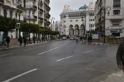 رمانة أو بصلة؟.. مجسم يثير الجدل في الجزائر (صورة)