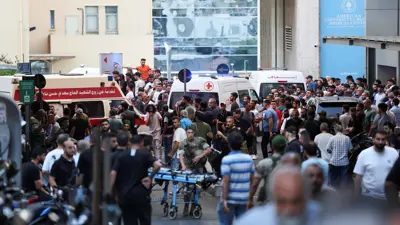 نقل المصابين جراء تفجير أجهزة "البيجرز" في لبنان