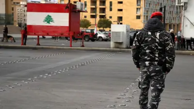 شرطي لبناني يسير في بيروت، لبنان