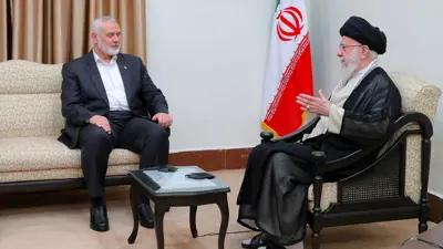 المرشد الإيراني علي خامنئي يجتمع مع إسماعيل هنية في طهران