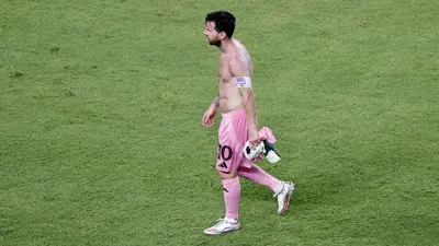 ميسي يغادر الملعب غاضبًا