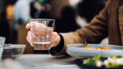 شرب الماء في أثناء الطعام (تعبيرية)