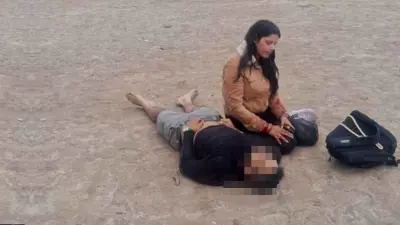 سيدة إلى جوار جثة قريب لها قتل في الهجوم