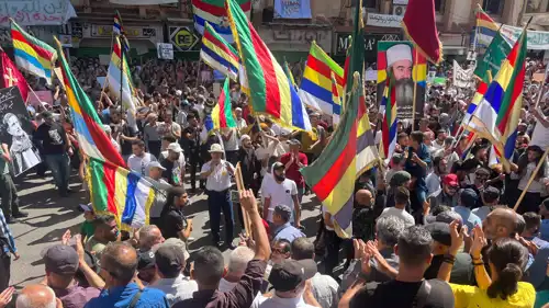 متظاهرون في السويداء يرفعون أعلام الدروز