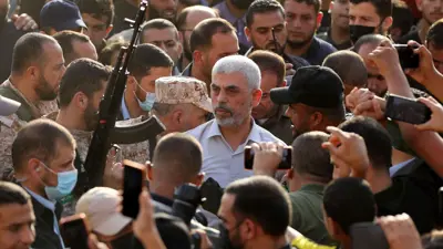 يحيى السنوار وسط تجمع في قطاع غزة قبل الحرب