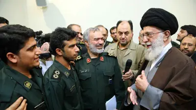  المرشد الإيراني علي خامنئي مع ضباط من الحرس الثوري الإيراني