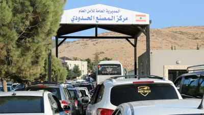 نازحون على معبر المصنع بين لبنان وسوريا هربا من الحرب