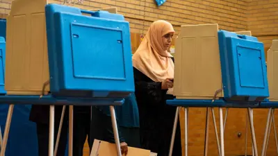 امرأة مسلمة تُدلي بصوتها بالنتخابات الرئاسية في ديربورن بولاية ميشيغان