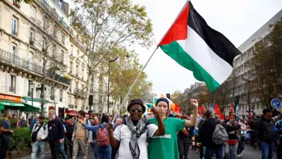 مؤيدون لفلسطين يرفعون علمها في فرنسا خلال مظاهرة تضامنية
