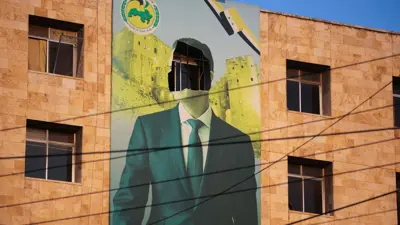 صورة بشار الأسد بعد تخريبها إثر سقوط النظام أمس