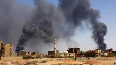 أعمدة الدخان تتصاعد من مواقع تم قصفها في السودان