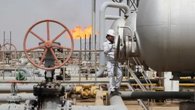عامل في منشاة نفطية عراقية