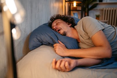كيف يُسهم الشخير في فقدان الأسنان؟