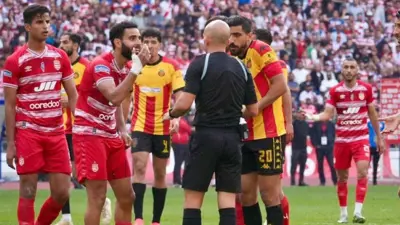 الحكم البرتغالي لويس غودينهو في نقاش مع لاعبي الفريقين