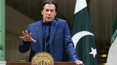 عمران خان خلال مؤتمر صحفي في طهران