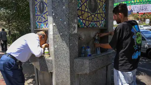 أشخاص يشربون المياه في العاصمة الإيرانية