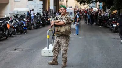 جندي لبناني أمام المركز الطبي ببيروت