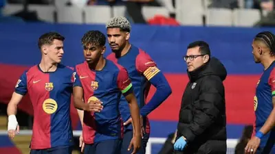 الطبيب كارليس مينارو مع لاعبي برشلونة