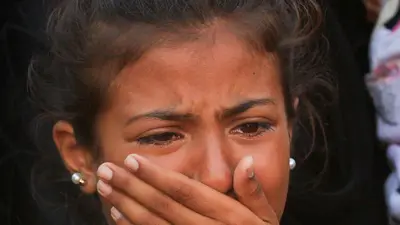 طفلة تبكي في غزة