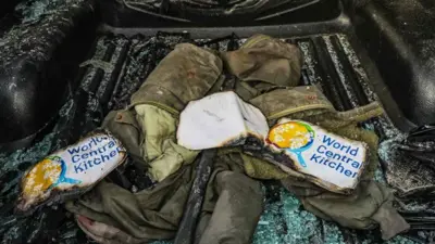ملابس أعضاء المطبخ العالمي قتلوا في قصف إسرائيلي على غزة قبل أشهر