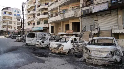 مركبات محترقة في بلدة جبلة في محافظة اللاذقية الساحلية