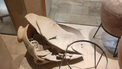 الجرة المحطمة التي يعود تاريخها إلى 3500 عام في متحف هيشت في حيفا