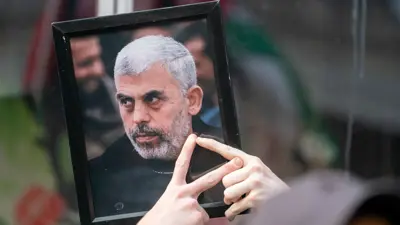 مؤيد لحماس يرفع صورة السنوار خلال فعالية في نيويورك