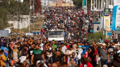 من نزوح إلى آخر.. قصة الفلسطينية رواند وتوائمها الثلاثة (صور) 