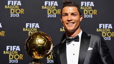 كريستيانو رونالدو خلال التتويج بالكرة الذهبية 2013