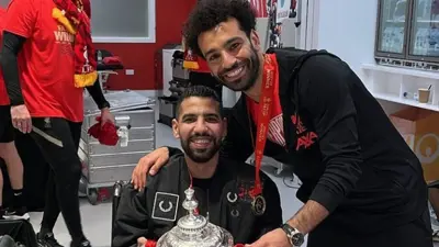 محمد صلاح ونجوم ليفربول يحتفلون مع مؤمن زكريا بلقب كأس الاتحاد الإنجليزي (فيديو)