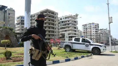 أحد أفراد الأمن السوري في اللاذقية