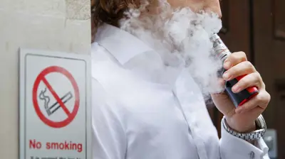 شحص مدخن في المملكة المتحدة