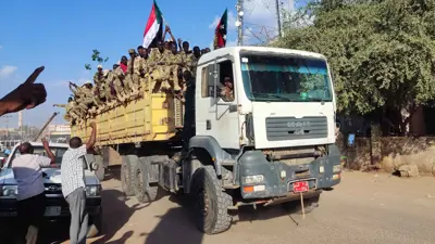شاحنة تحمل مسلحين تابعين للجيش السوداني تسير في أحد شوارع مدينة القضارف بشرق السودان