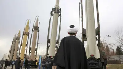 إيرانيون قرب منظومة صاروخية في طهران