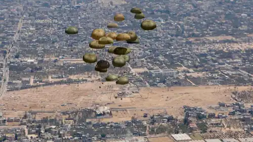 صورة نشرتها الحكومة الإسبانية لإنزال مساعدات فوق غزة