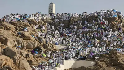 حجاج بيت الله الحرام يقفون على عرفة لأداء ركن الحج الأعظم