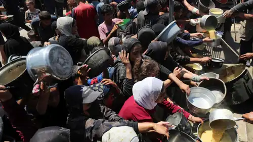 فلسطينيون ينتظرون الحصول على طعام في غزة