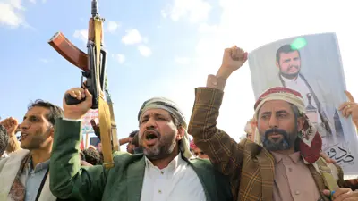 حوثيون يرفعون صورة زعيمهم عبدالملك الحوثي