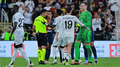 لاعبو يال مدريد يتحدثون مع حكم السوبر الإسباني